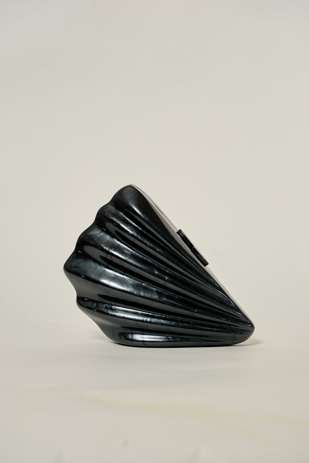 FAN SHELL CLUTCH BAG