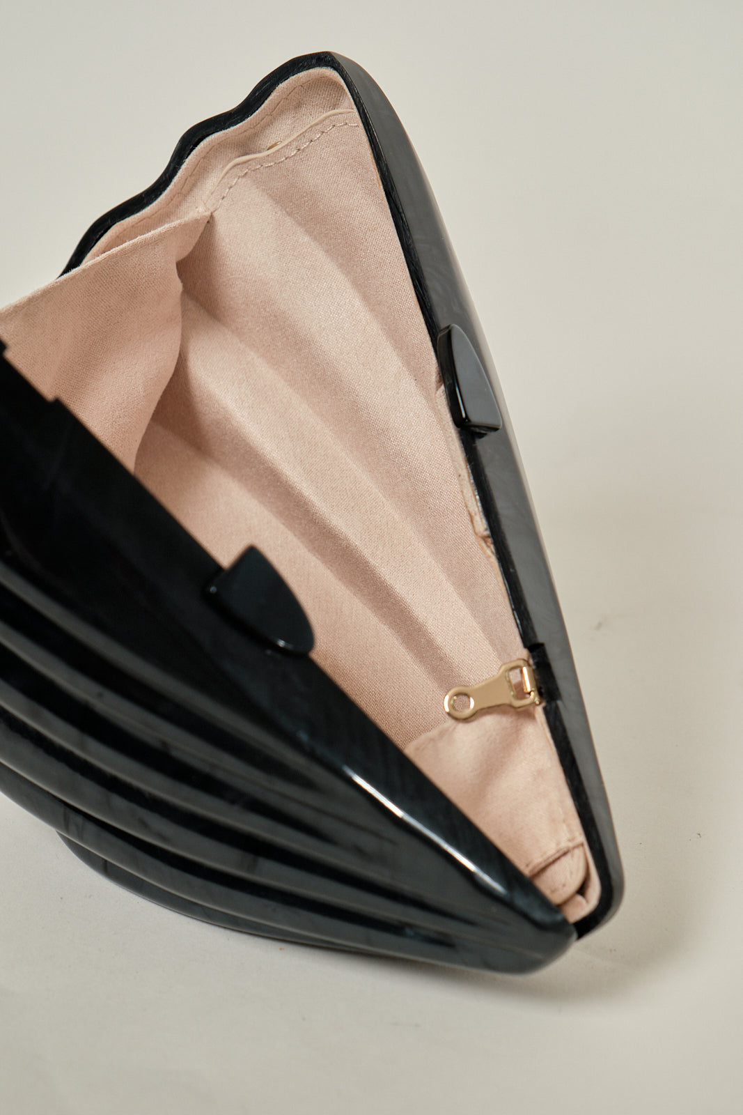 FAN SHELL CLUTCH BAG