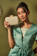 OVAL STRAW CLUTCH