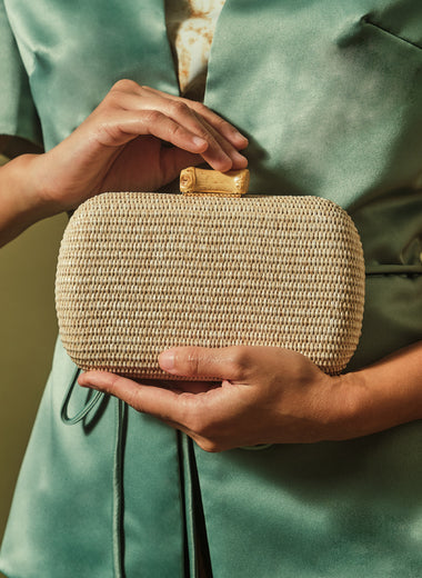 OVAL STRAW CLUTCH