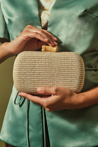OVAL STRAW CLUTCH
